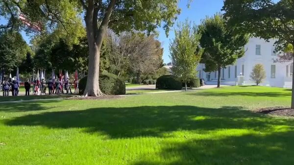 L'arrivée de Zelensky à la Maison Blanche est retardée, les Marines américains étant positionnés en formation à l'entrée - Sputnik Afrique