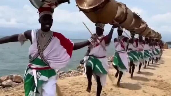 ▶ Les tambours royaux du Burundi en pleine action - Sputnik Afrique