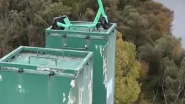 Une trottinette électrique abandonnée sur un pont utilitaire sur la Vistule, à quelque 40 m du sol - Sputnik Afrique