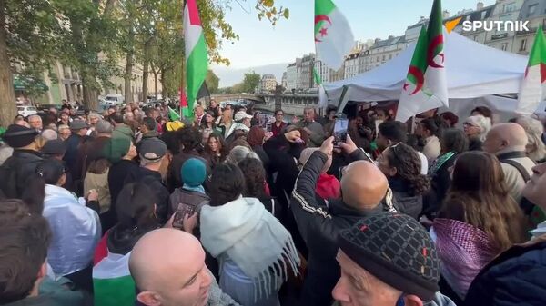 La France qui donne des leçons de démocratie, a commis un crime d'État: les 64 ans du massacre des Algériens commémorés à Paris - Sputnik Afrique