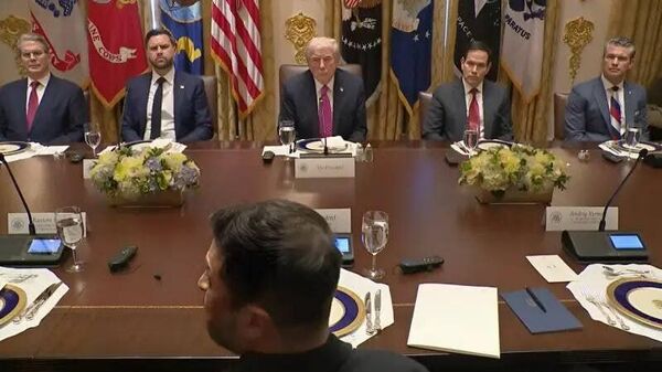 Le chef du Pentagone (à droite) est arrivé à la réunion avec Zelensky portant une cravate aux couleurs du drapeau russe - Sputnik Afrique