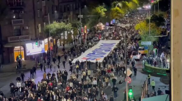 ▶ Rassemblement massif à Erevan: des milliers d’Arméniens exigent la libération de Samvel Karapetian, opposant au Premier ministre - Sputnik Afrique