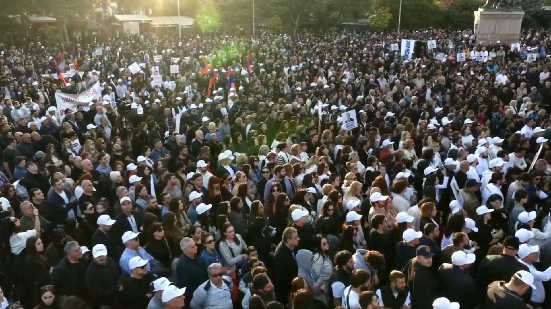 ▶ Rassemblement massif à Erevan: des milliers d’Arméniens exigent la libération de Samvel Karapetian, opposant au Premier ministre ▶ Rassemblement massif à Erevan: des milliers d’Arméniens exigent la libération de Samvel Karapetian, opposant au Premier ministre - Sputnik Afrique, 1920, 18.10.2025