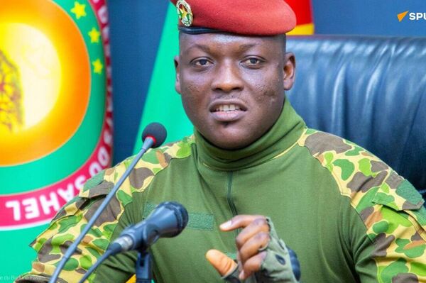 Dans l’ordre mondial aujourd’hui, il n’y a que deux camps et chacun devra choisir: Ibrahim Traoré échange avec des panafricanistes Dans l’ordre mondial aujourd’hui, il n’y a que deux camps et chacun devra choisir: Ibrahim Traoré échange avec des panafricanistes - Sputnik Afrique