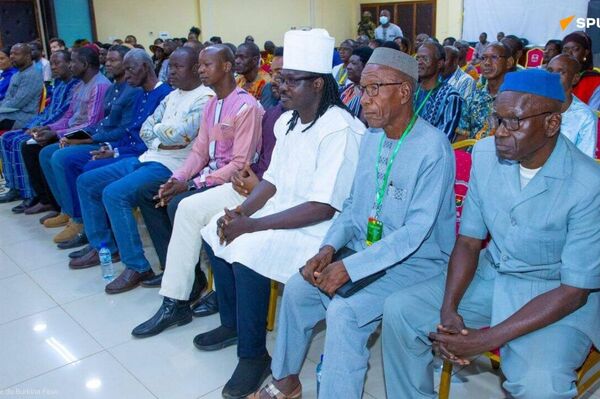 Dans l’ordre mondial aujourd’hui, il n’y a que deux camps et chacun devra choisir: Ibrahim Traoré échange avec des panafricanistes Dans l’ordre mondial aujourd’hui, il n’y a que deux camps et chacun devra choisir: Ibrahim Traoré échange avec des panafricanistes - Sputnik Afrique