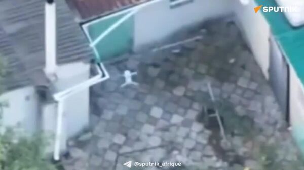 Une frappe combinée d'une munition rôdeuse Molniya-2 et d'un drone FPV russes anéantit un poste de contrôle de drones camouflé - Sputnik Afrique