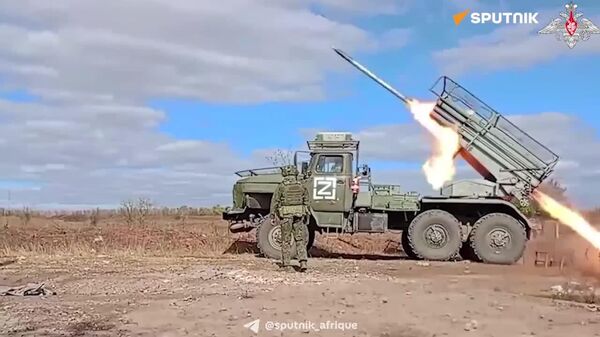 Les projectiles des LRM russes Grad touchent leurs cibles dans le Donbass - Sputnik Afrique