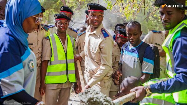 Projet urbaniste Faso Mêbo: des élèves de l'école secondaire PMK font un don de 10 tonnes de ciment - Sputnik Afrique