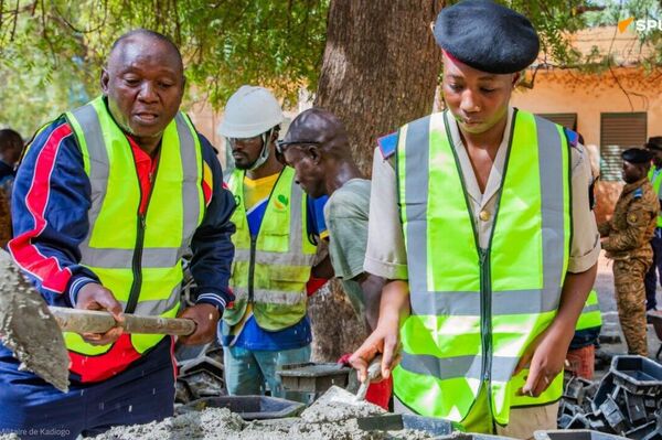 Projet urbaniste Faso Mêbo: des élèves de l'école secondaire PMK font un don de 10 tonnes de ciment - Sputnik Afrique