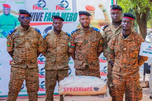 Projet urbaniste Faso Mêbo: des élèves de l'école secondaire PMK font un don de 10 tonnes de ciment - Sputnik Afrique