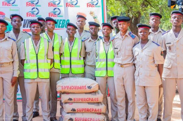 Projet urbaniste Faso Mêbo: des élèves de l'école secondaire PMK font un don de 10 tonnes de ciment - Sputnik Afrique