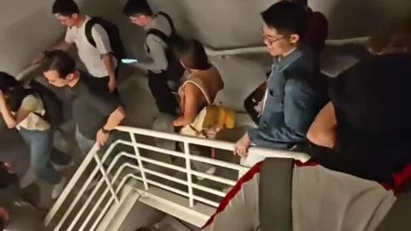 Blackout malaisien: l'évacuation qui transforme les cols blancs en athlètes - Sputnik Afrique