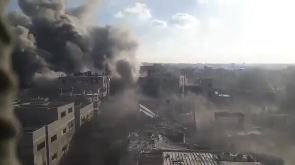 ▶ Un avion israélien frappe une habitation dans le camp de réfugiés de Bureij, dans le centre de la bande de Gaza - Sputnik Afrique