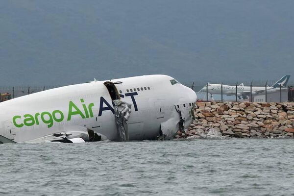 #viral | Tragedy in Hong Kong: Cargo Jet Skids Off Runway - Sputnik Africa