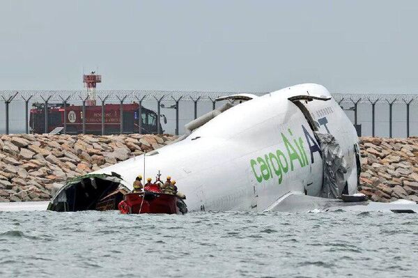#viral | Tragedy in Hong Kong: Cargo Jet Skids Off Runway - Sputnik Africa