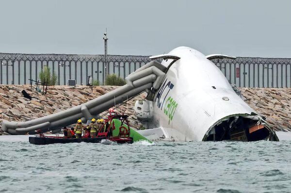 #viral | Tragedy in Hong Kong: Cargo Jet Skids Off Runway - Sputnik Africa