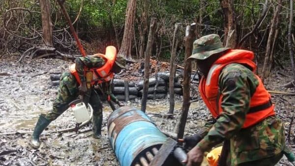 Nigerian Army Nabs 28 in Oil Theft Crackdown, Shuts Down Four Illegal Refining Sites - Sputnik Africa