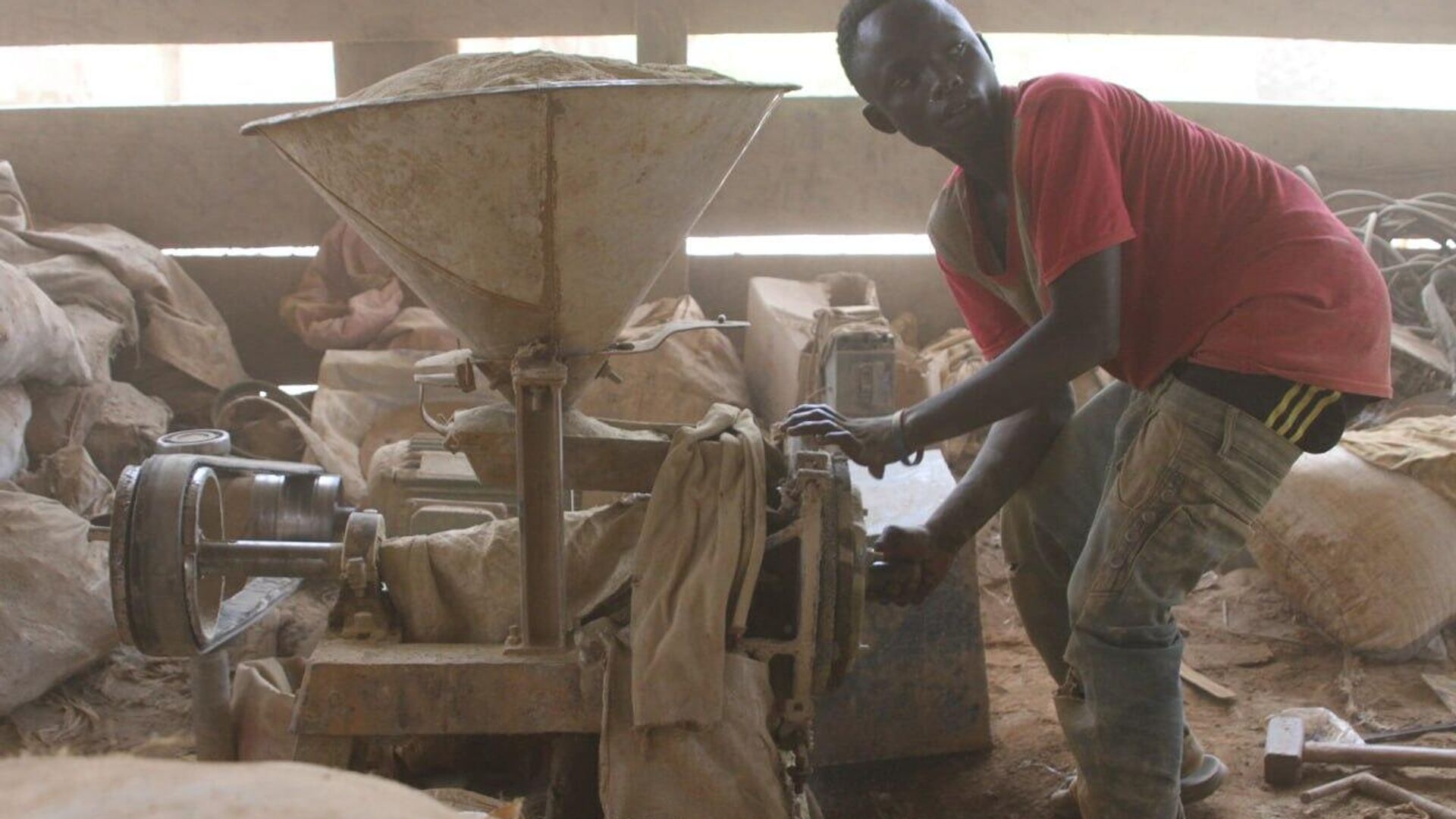 Ghana Reportedly Seizes Mining Equipment in Crackdown on Illegal Forest Operations Ghana Reportedly Seizes Mining Equipment in Crackdown on Illegal Forest Operations - Sputnik Africa, 1920, 20.10.2025