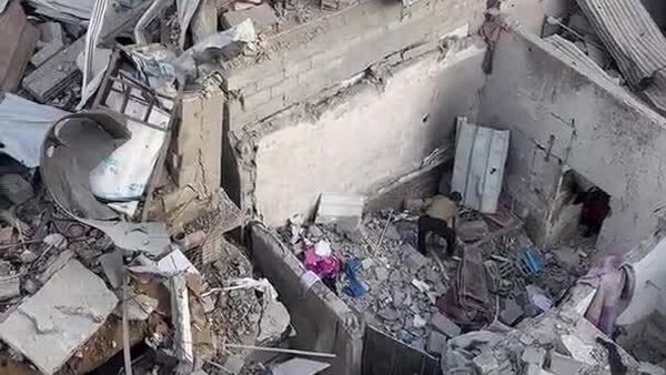 ▶ L'ampleur des destructions dans le camp de réfugiés de Bureij, suite aux frappes aériennes israéliennes - Sputnik Afrique