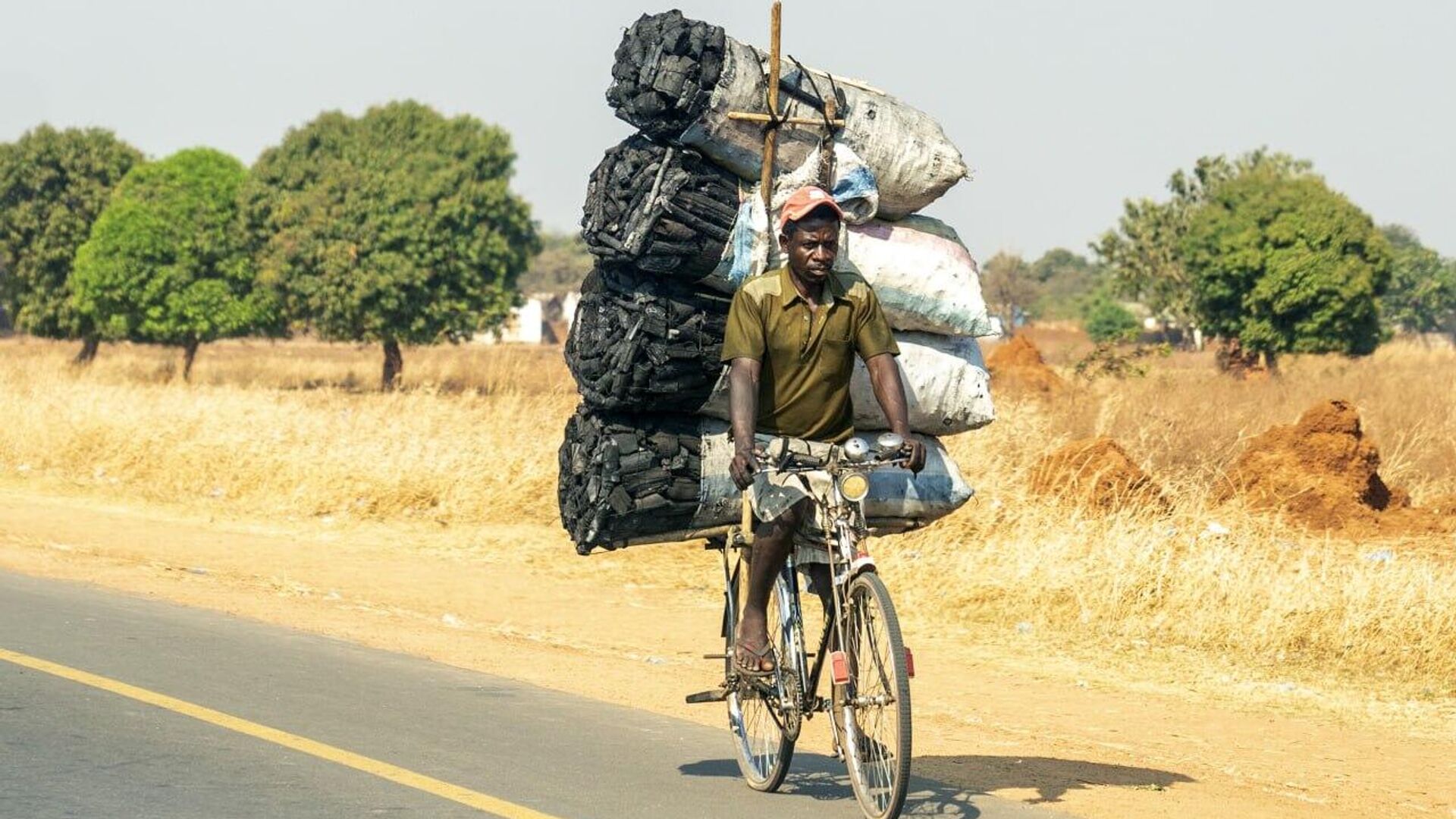 Malawi Authorities Will Detain People Who Try to Smuggle Minerals Out of Country: President Malawi Authorities Will Detain People Who Try to Smuggle Minerals Out of Country: President - Sputnik Africa, 1920, 22.10.2025