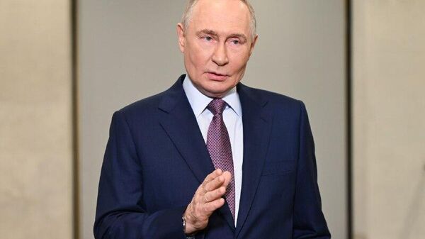 Putin speaks to journalists after a meeting of the Russian Geographical Society's Board of Trustees - Sputnik Africa
