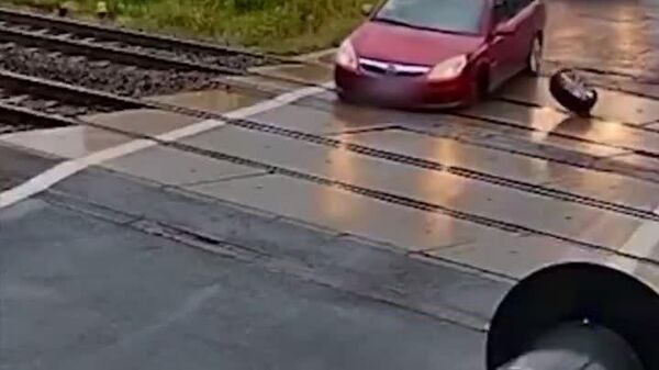 ▶ Pire cauchemar de tout automobiliste: un pneu s'est détaché d'une voiture à un passage à niveau en Pologne - Sputnik Afrique