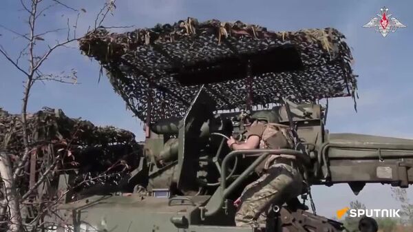 Un canon automoteur Giatsint-S des forces russes frappe un bastion ukrainien - Sputnik Afrique