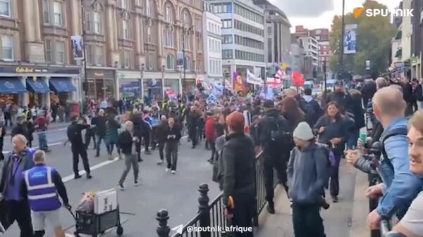 ▶ Une manifestation contre l'immigration clandestine et l'islam radical se déroule à Londres - Sputnik Afrique