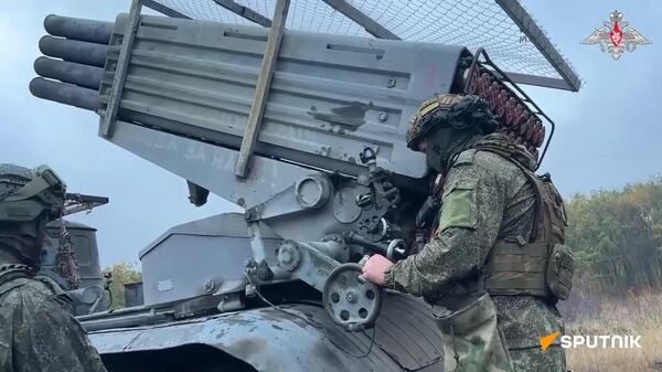 Un LRM Grad russe anéantit un point de déploiement temporaire des troupes ukrainiennes - Sputnik Afrique