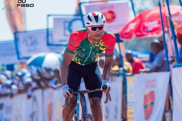 Tour du Faso 2025: le Burkinabè Paul Daumont remporte la 3e étape et récupère le maillot jaune de leader - Sputnik Afrique