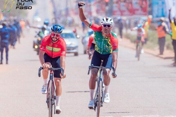 Tour du Faso 2025: le Burkinabè Paul Daumont remporte la 3e étape et récupère le maillot jaune de leader - Sputnik Afrique