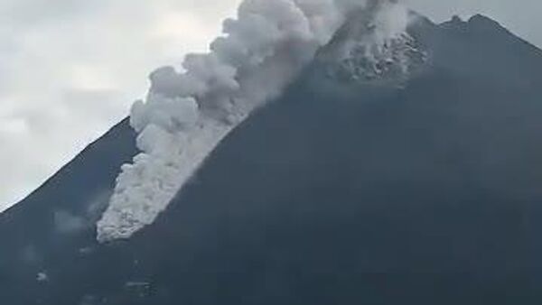 #viral | Indonesia's Most Active Volcano Erupts - Sputnik Africa