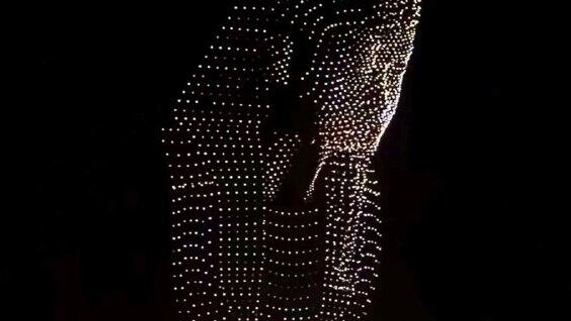 Un spectacle de drones illumine le ciel du Caire à l'approche de l'ouverture du Grand Musée égyptien Un spectacle de drones illumine le ciel du Caire à l'approche de l'ouverture du Grand Musée égyptien - Sputnik Afrique, 1920, 30.10.2025