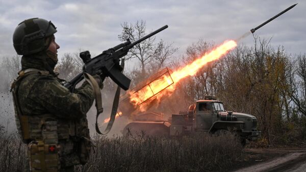 Russian servicemen of the Tsentr (Centre) Group of Forces fire a BM-21 Grad multiple rocket launcher towards Ukrainian positions. - Sputnik Africa