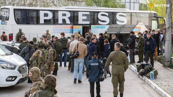 La Défense russe a reçu l'ordre de Poutine d'assurer le passage des journalistes étrangers vers les zones d'encerclement de troupes ukrainiennes - Sputnik Afrique