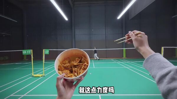 Cap ou pas cap de manger tout en jouant au badminton? - Sputnik Afrique