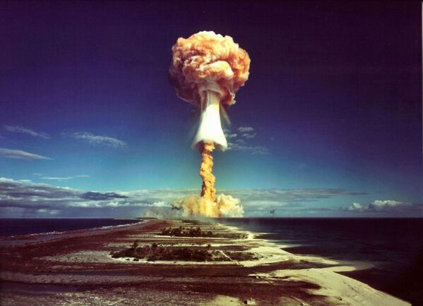 Champignon atomique après l&#x27;explosion d&#x27;une bombe atomique française au-dessus de l&#x27;atoll de Mururoa, également connu sous le nom d&#x27;Aopuni. 1971. De 1966 à 1996, ce site a servi de terrain d&#x27;essais à la France pour 193 bombes, dont les explosions ont été d&#x27;abord atmosphériques, puis souterraines. Polynésie française, Pacifique. (Photo : Galerie Bilderwelt/Getty Images) - Sputnik Afrique