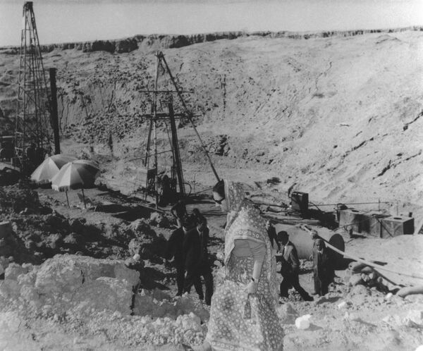 La Première ministre indienne Indira Gandhi se rend sur le site d&#x27;essais de Pokhran au Rajasthan, en Inde, le 12 décembre 1974. Ce site a été le lieu du premier essai nucléaire indien, réalisé le 18 mai 1974 et baptisé &quot;Bouddha souriant&quot;. (Bureau d&#x27;information de la presse du gouvernement indien via AP) - Sputnik Afrique