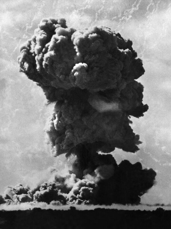 Un nuage de poussière s&#x27;élève lors d&#x27;un essai de bombe nucléaire britannique le 14 septembre 1952 à Maralinga, en Australie. (Photo AP) --- La Grande-Bretagne a effectué des essais de bombe atomique le 14 septembre 1952 à Maralinga, en Australie. (PHOTO AP) - Sputnik Afrique