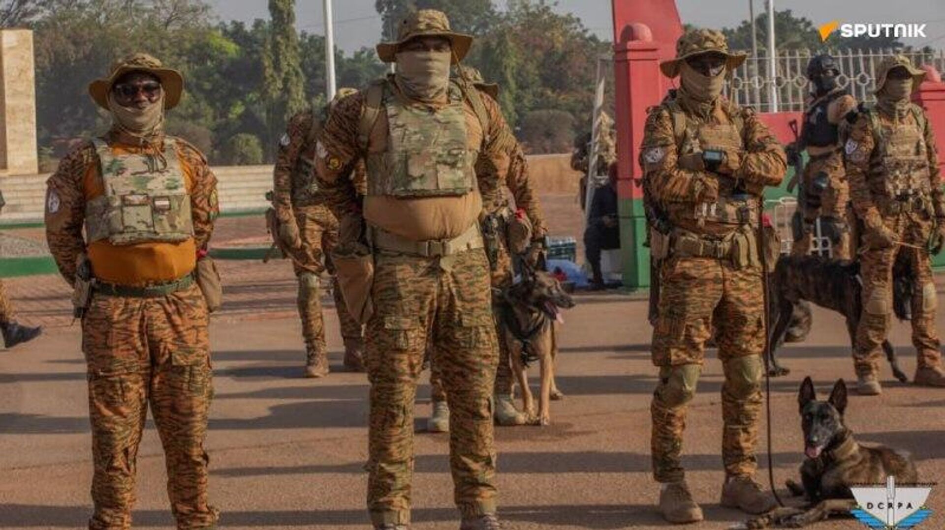 Le capitaine Ibrahim Traoré rend l'hommage à ces compatriotes, défenseurs du Burkina Faso Le capitaine Ibrahim Traoré rend l'hommage à ces compatriotes, défenseurs du Burkina Faso - Sputnik Afrique, 1920, 01.11.2025