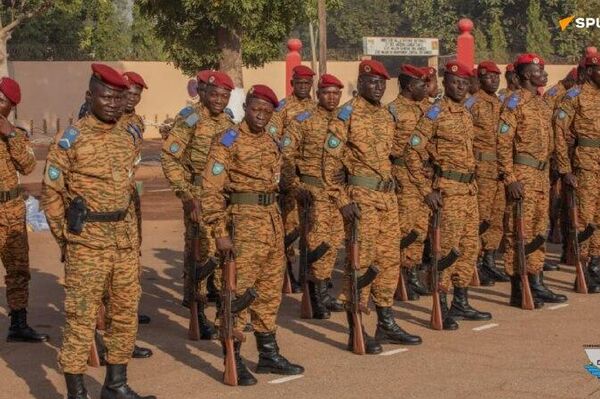 Le capitaine Ibrahim Traoré rend l'hommage à ces compatriotes, défenseurs du Burkina Faso Le capitaine Ibrahim Traoré rend l'hommage à ces compatriotes, défenseurs du Burkina Faso - Sputnik Afrique