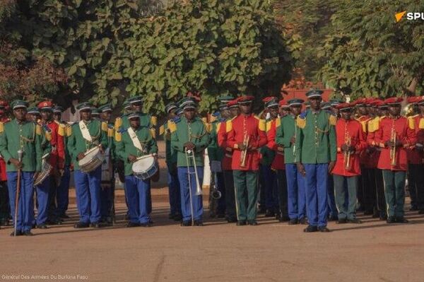 Le capitaine Ibrahim Traoré rend l'hommage à ces compatriotes, défenseurs du Burkina Faso Le capitaine Ibrahim Traoré rend l'hommage à ces compatriotes, défenseurs du Burkina Faso - Sputnik Afrique