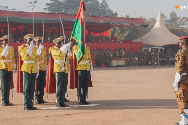 Le capitaine Ibrahim Traoré rend l'hommage à ces compatriotes, défenseurs du Burkina Faso Le capitaine Ibrahim Traoré rend l'hommage à ces compatriotes, défenseurs du Burkina Faso - Sputnik Afrique