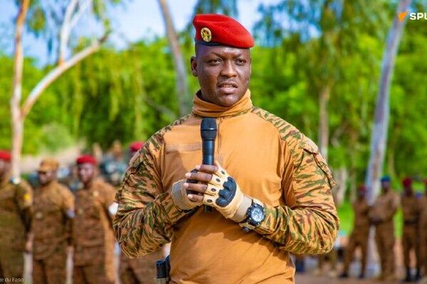 Le capitaine Ibrahim Traoré rend l'hommage à ces compatriotes, défenseurs du Burkina Faso Le capitaine Ibrahim Traoré rend l'hommage à ces compatriotes, défenseurs du Burkina Faso - Sputnik Afrique