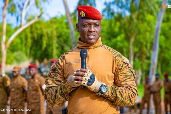 Captain Ibrahim Traoré Pays Tribute to His Compatriots, Defenders of Burkina Faso Captain Ibrahim Traoré Pays Tribute to His Compatriots, Defenders of Burkina Faso - Sputnik Africa