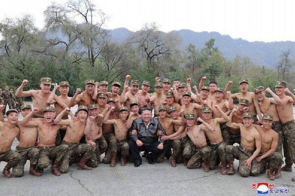 Kim Jong-un Inspects Elite XI Corps Special Forces, Praises Combat Preparedness Kim Jong-un Inspects Elite XI Corps Special Forces, Praises Combat Preparedness - Sputnik Africa