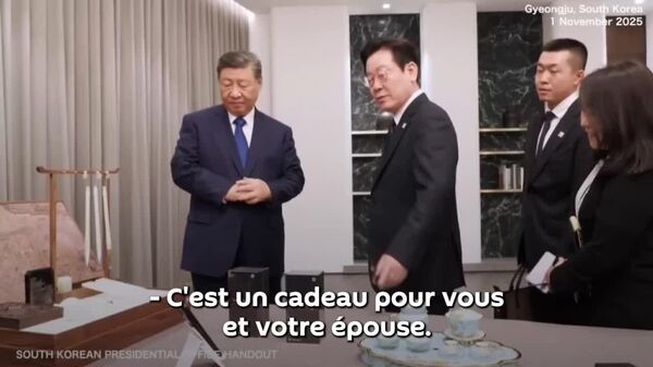 Xi Jinping a offert deux smartphones Xiaomi haut de gamme au Président sud-coréen et à son épouse - Sputnik Afrique