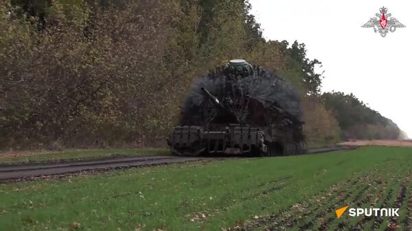 Hérisson dans le brouillard: un char russe T-80 contre les drones - Sputnik Afrique