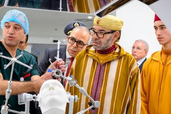Chirurgie robotique et laboratoire entièrement automatisé: le roi du Maroc inaugure à Rabat un hôpital ultra-moderne - Sputnik Afrique