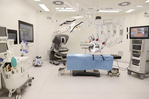 Chirurgie robotique et laboratoire entièrement automatisé: le roi du Maroc inaugure à Rabat un hôpital ultra-moderne - Sputnik Afrique